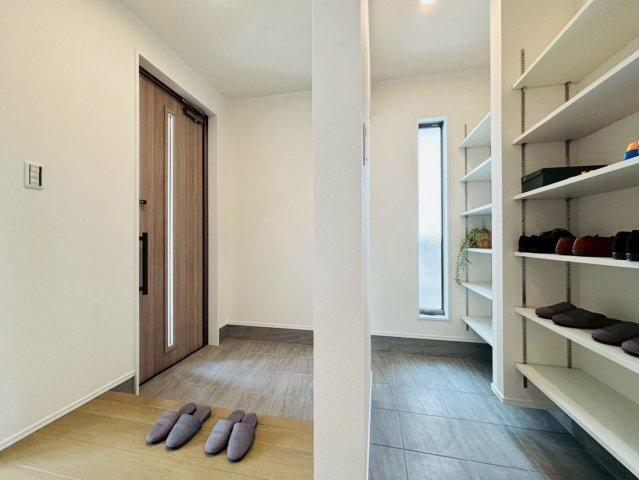 ダイマルタウン　大垣市寿町第１　全５区画分譲の玄関|シューズ収納付きで玄関周りもすっきり！玄関ドアからの光が玄関ホールを明るくしてくれます。