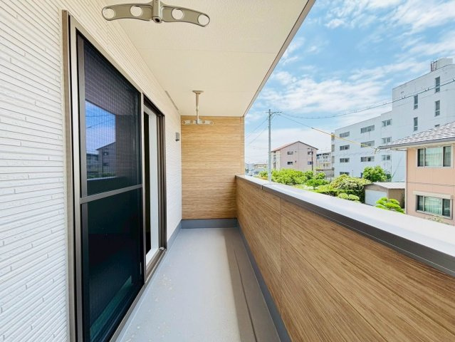ダイマルタウン　大垣市寿町第１　全５区画分譲のバルコニー|バルコニーは南向きで洗濯物もよく乾きます！強度と表面積硬度を持つFPRで防水しています。