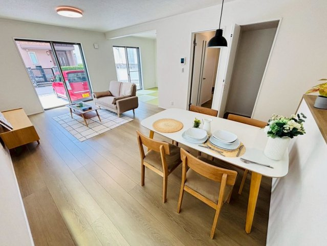 ダイマルタウン　大垣市寿町第１　全５区画分譲の居間・リビング|シンプルで温かみのあるナチュラルテイストのリビングダイニング。広々設計でゆとりのある空間です。（※家具等配置イメージ）