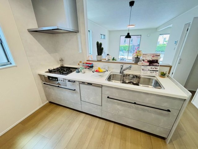 ダイマルタウン　大垣市寿町第１　全５区画分譲のキッチン|家事の時間短縮・節水にもなる食器洗い乾燥機付き。浄水器付き水栓で、いつでもきれいな水が使えます。（※家具等配置イメージ）