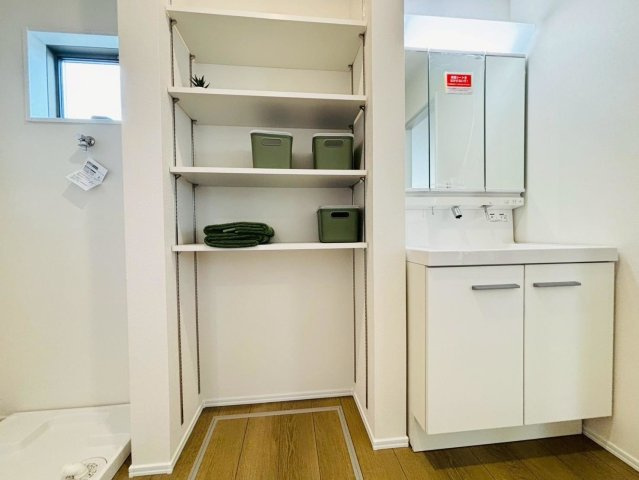 ダイマルタウン　大垣市寿町第１　全５区画分譲の独立洗面台|収納力と機能性に優れた、お手入れラクラク三面鏡洗面化粧台です。朝の身支度もスムーズにできます。