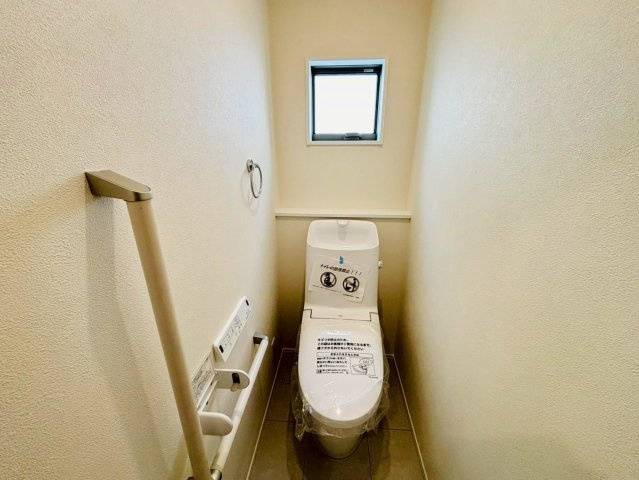 ダイマルタウン　大垣市寿町第１　全５区画分譲のトイレ|新素材「アクアセラミック」は、便器洗浄やお掃除をするたび汚物を浮かせて洗い流すのでお掃除楽々です。