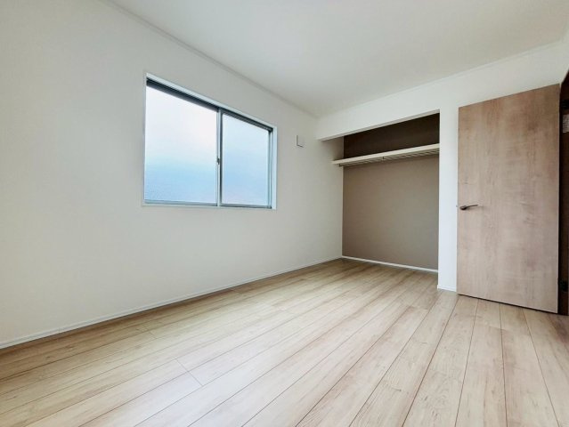 ダイマルタウン　大垣市寿町第１　全５区画分譲の洋室|全居室に大型収納を設置。窓ガラスは断熱性能や結露防止効果の高いLOW-E複層ガラスを採用しています。