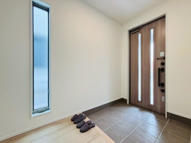 ダイマルタウン　大垣市寿町第１　全５区画分譲の玄関|シューズ収納付きで玄関周りもすっきり！玄関ドアからの光が玄関ホールを明るくしてくれます。