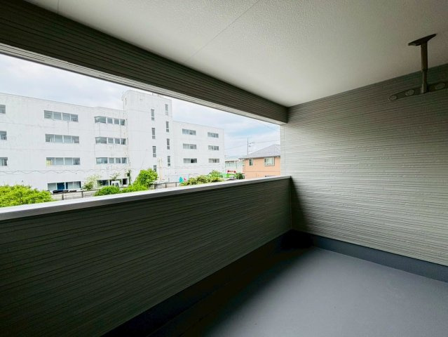 ダイマルタウン　大垣市寿町第１　全５区画分譲のバルコニー|バルコニーは南向きで洗濯物もよく乾きます！強度と表面積硬度を持つFPRで防水しています。