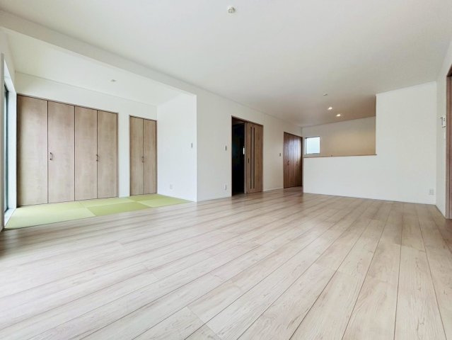 ダイマルタウン　大垣市寿町第１　全５区画分譲の居間・リビング|シンプルで温かみのあるナチュラルテイストのリビングダイニング。広々設計でゆとりのある空間です。