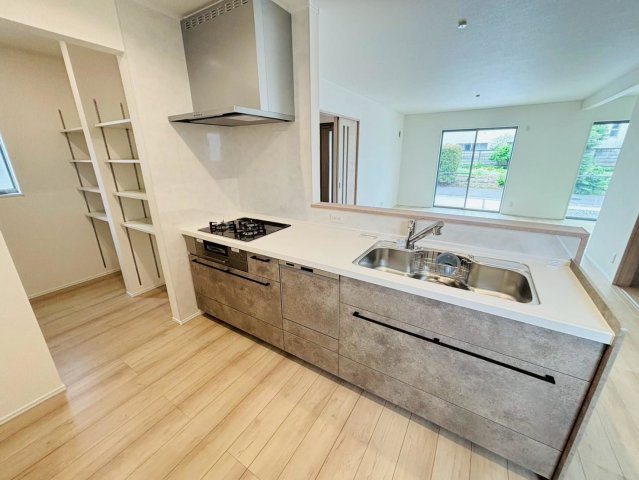 ダイマルタウン　大垣市寿町第１　全５区画分譲のキッチン|家事の時間短縮・節水にもなる食器洗い乾燥機付き。浄水器付き水栓で、いつでもきれいな水が使えます。　　