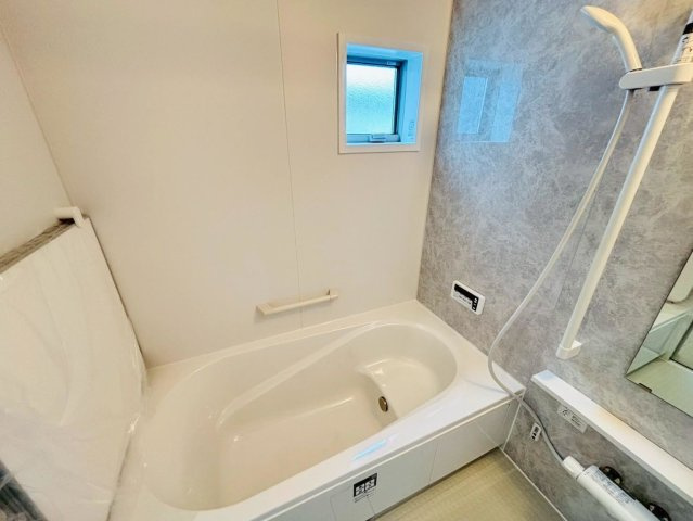 ダイマルタウン　大垣市寿町第１　全５区画分譲の浴室|高断熱浴槽の為、４時間後も湯温低下約2.3度と暖かさを保ちます。暖房乾燥機もあり快適に入浴できます。