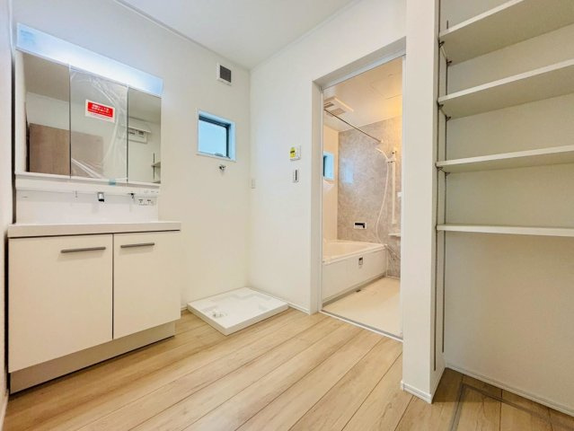 ダイマルタウン　大垣市寿町第１　全５区画分譲の独立洗面台|収納力と機能性に優れた、お手入れラクラク三面鏡洗面化粧台です。朝の身支度もスムーズにできます。