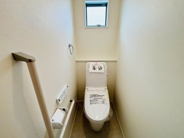 ダイマルタウン　大垣市寿町第１　全５区画分譲のトイレ|新素材「アクアセラミック」は、便器洗浄やお掃除をするたび汚物を浮かせて洗い流すのでお掃除楽々です。