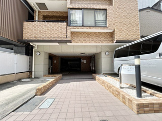 【エントランス】 | オートロックを備えた、マンションのエントランス。やはりセキュリティの観点は欠かすことができません。皆様を“安全”に送り出し、出迎えてくれます。～即日のご見学可能～　お問合せはお気軽にどうぞ。
