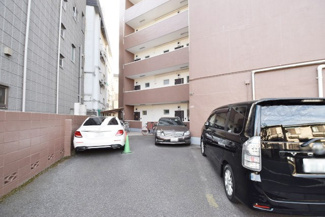 【駐車場】 | マンションの駐車場スペース。空きの有無や駐車料金、サイズ規定などについては、改めてお問い合わせください。～即日のご見学可能～　お問合せはお気軽にどうぞ。