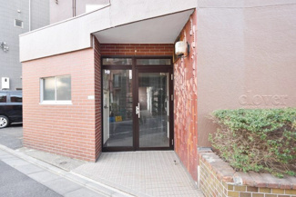 【エントランス】 | お客様を、そして住人を出迎えてくれるマンションのエントランス。ゴミが落ちていないことからも、管理状態の良さや住民の節度の高さが見て取れます。～即日のご見学可能～　お問合せはお気軽にどうぞ。