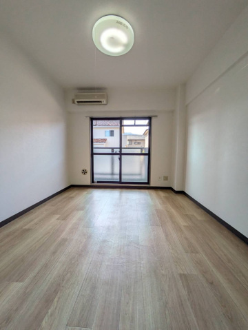 レジャンデールⅡの洋室|明るい洋室です