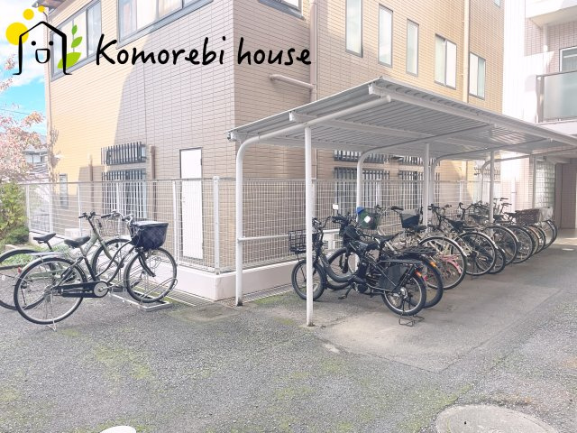 グラン・ドムール北上尾の駐輪場