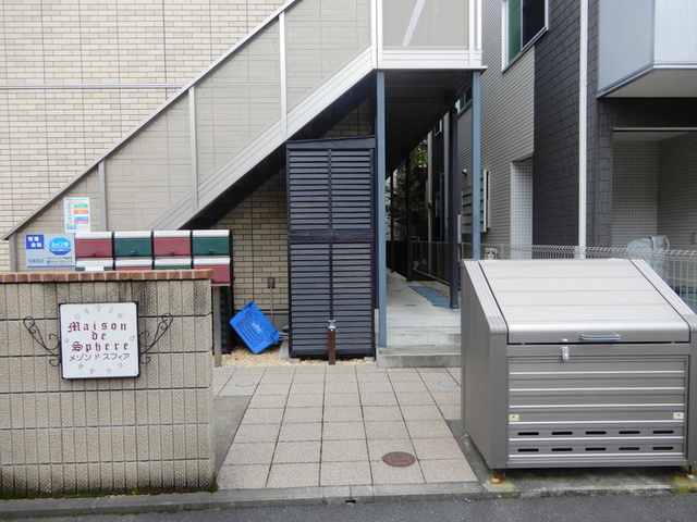 川崎市中原区木月伊勢町のアパートのエントランス