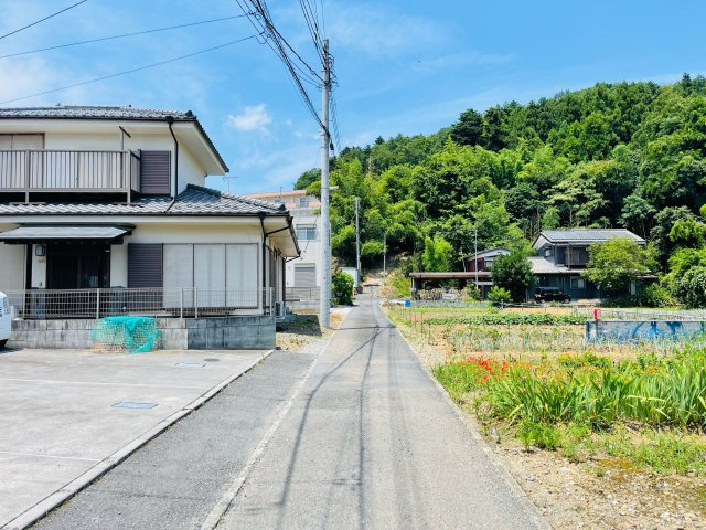 日の出町平井　太陽光発電・蓄電池付 中古戸建の前面道路含む現地写真
