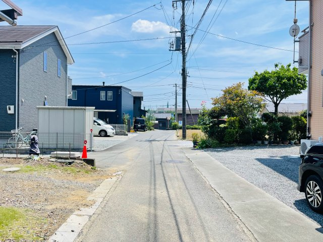 日の出町平井　太陽光発電・蓄電池付 中古戸建の前面道路含む現地写真