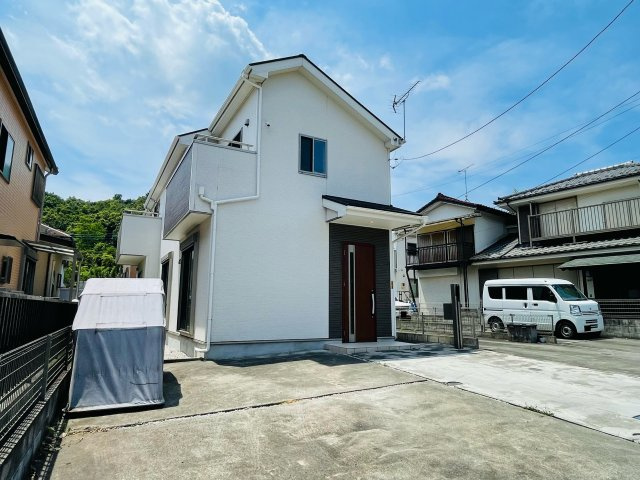 日の出町平井　太陽光発電・蓄電池付 中古戸建の外観|車は並列で3台駐車可能です！(車種による)