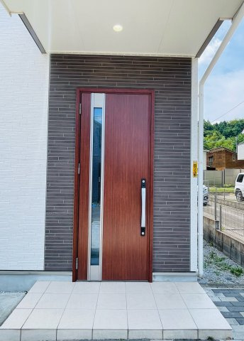 日の出町平井　太陽光発電・蓄電池付 中古戸建のエントランス|シンプルなエントランスになります☆