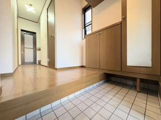 【玄関】 | 門真市月出町　戸建 | 開放的な空間です！