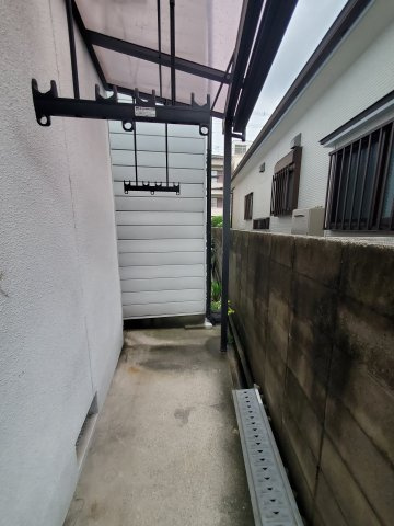 東大阪市長栄寺　中古戸建のバルコニー|１階　ランドリースペース横の勝手口から洗濯物が干せます！