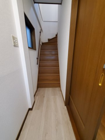 東大阪市長栄寺　中古戸建の内装|１階　階段