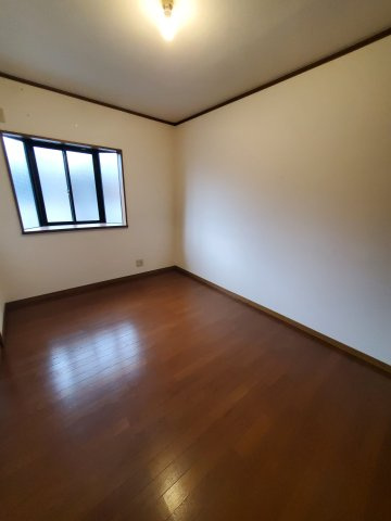 東大阪市長栄寺　中古戸建の洋室