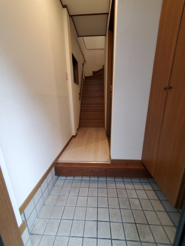 東大阪市長栄寺　中古戸建の玄関