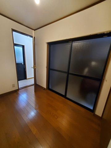 東大阪市長栄寺　中古戸建の洋室|１階洋室