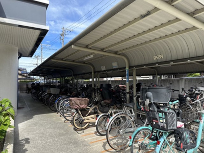 【駐輪場】 | サングレール・フェニング | 業務スーパーまで徒歩１３分！ファミリーマートまで徒歩３分！ココカラファインまで徒歩８分！お買い物に便利な立地ですね♪