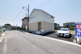 【前面道路含む現地写真】 | 前面道路幅員は6.0ｍ　開発分譲地の一角です。