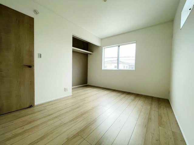 【商談中】ダイマルタウン　羽島郡笠松町北及第７　全３区画分譲の洋室|全居室に大型収納を設置。窓ガラスは断熱性能や結露防止効果の高いLOW-E複層ガラスを採用しています。