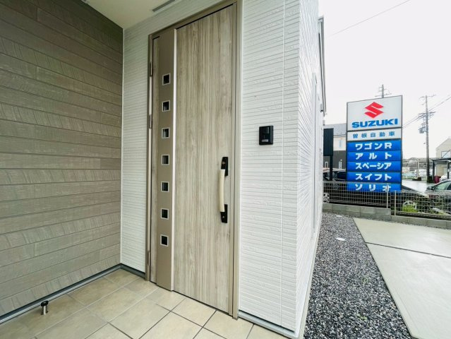 【商談中】ダイマルタウン　羽島郡笠松町北及第７　全３区画分譲の玄関|玄関ドアの鍵はディンプルキーと内側はサムターンキーになっており防犯性の高い仕様になっています。