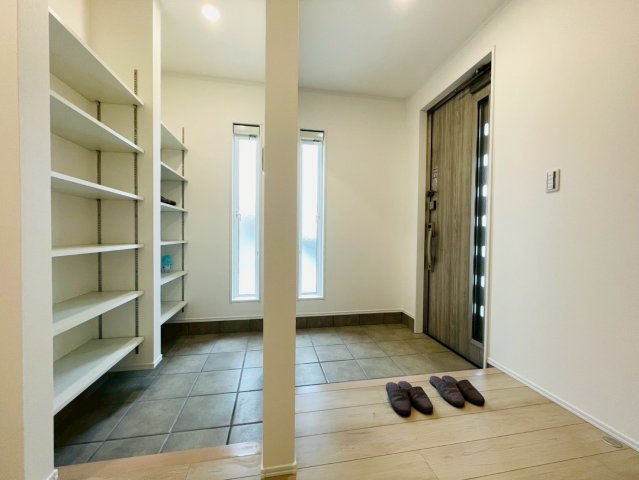 【商談中】ダイマルタウン　羽島郡笠松町北及第７　全３区画分譲の玄関|シューズ収納付きで玄関周りもすっきり！玄関ドアからの光が玄関ホールを明るくしてくれます。