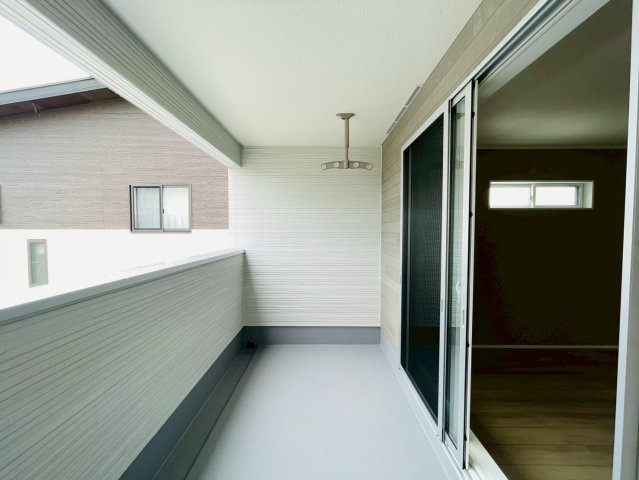 【商談中】ダイマルタウン　羽島郡笠松町北及第７　全３区画分譲のバルコニー|バルコニーは南向きで洗濯物もよく乾きます！強度と表面積硬度を持つFPRで防水しています。