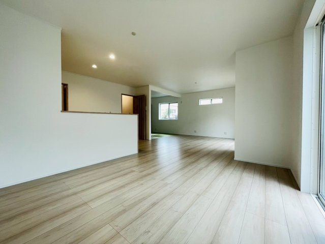 【商談中】ダイマルタウン　羽島郡笠松町北及第７　全３区画分譲の居間・リビング|シンプルで温かみのあるナチュラルテイストのリビングダイニング。広々設計でゆとりのある空間です。