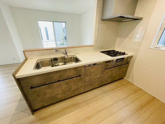 【商談中】ダイマルタウン　羽島郡笠松町北及第７　全３区画分譲のキッチン|家事の時間短縮・節水にもなる食器洗い乾燥機付き。浄水器付き水栓で、いつでもきれいな水が使えます。　　