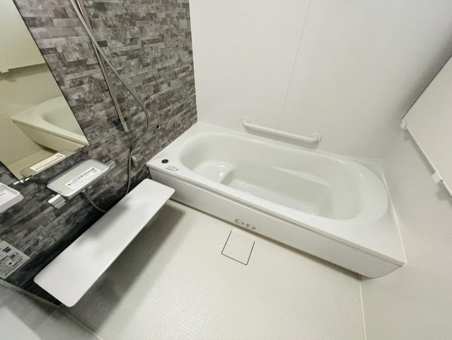 【商談中】ダイマルタウン　羽島郡笠松町北及第７　全３区画分譲の浴室|高断熱浴槽の為、４時間後も湯温低下約2.3度と暖かさを保ちます。暖房乾燥機もあり快適に入浴できます。