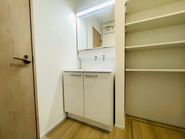 【商談中】ダイマルタウン　羽島郡笠松町北及第７　全３区画分譲の独立洗面台|収納力と機能性に優れた、お手入れラクラク三面鏡洗面化粧台です。朝の身支度もスムーズにできます。