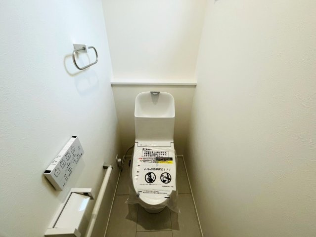 【商談中】ダイマルタウン　羽島郡笠松町北及第７　全３区画分譲のトイレ|新素材「アクアセラミック」は、便器洗浄やお掃除をするたび汚物を浮かせて洗い流すのでお掃除楽々です。