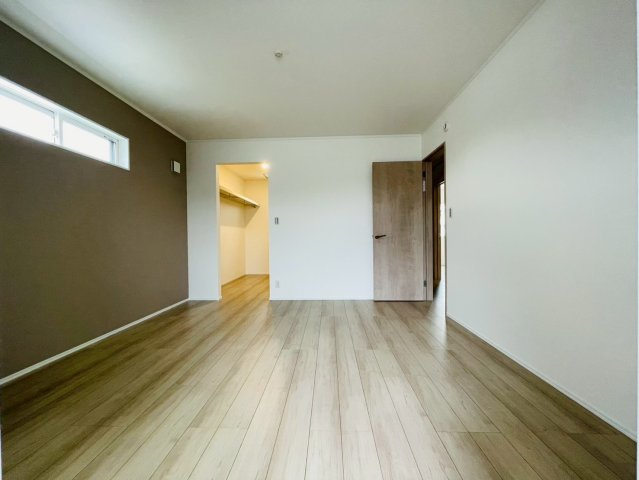 【商談中】ダイマルタウン　羽島郡笠松町北及第７　全３区画分譲の寝室|全居室に大型収納を設置。高性能な断熱材で丸ごと覆った高気密・高断熱の家で、夏も冬も快適に過ごせます。