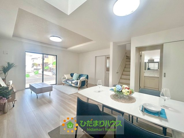 久喜市本町10期　新築一戸建て　01　リガーレの居間・リビング|リビングイン階段採用で家族と顔を合わせる機会が増えます。