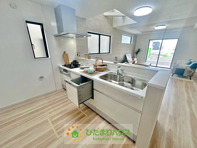 久喜市本町10期　新築一戸建て　01　リガーレのキッチン|対面式キッチンはリビング全体が見渡せてお子様の様子も見守れて安心。