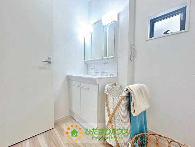 久喜市本町10期　新築一戸建て　01　リガーレの独立洗面台|収納豊富で三面鏡付き独立洗面台完備。