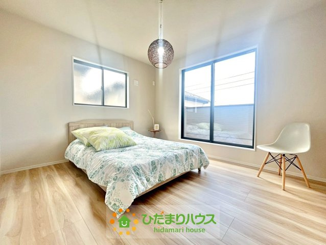 久喜市本町10期　新築一戸建て　01　リガーレの寝室|ベッドだけでなくドレッサーなども置けちゃう8.5帖広々主寝室完備！