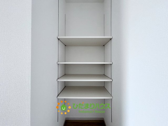 久喜市本町10期　新築一戸建て　01　リガーレの収納|可動棚付き様々なサイズの物をしまえます！