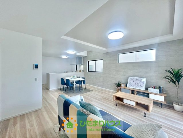 久喜市本町10期　新築一戸建て　01　リガーレの居間・リビング|吹抜けと折上天井採用でより開放的に感じられる20.4帖リビング！