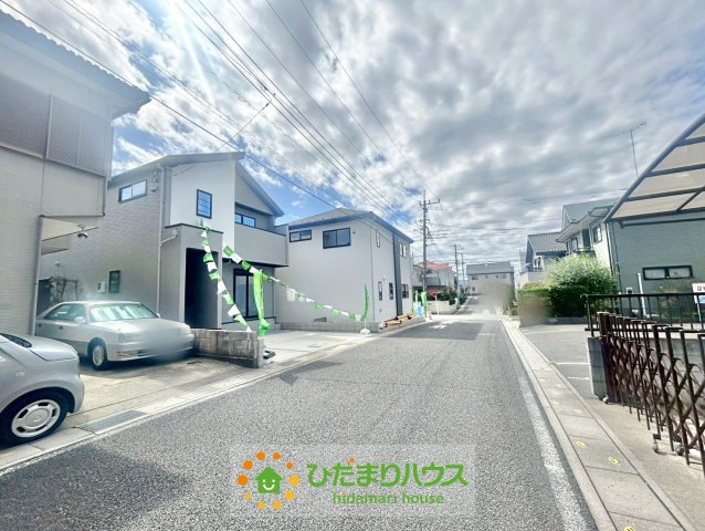 久喜市本町10期　新築一戸建て　01　リガーレの前面道路含む現地写真|前面道路幅6ｍでお車の出し入れもスムーズ。