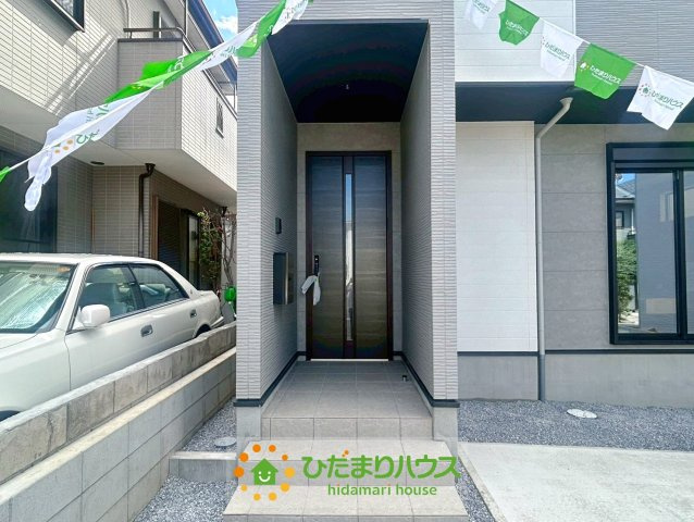 久喜市本町10期　新築一戸建て　01　リガーレの玄関|奥行きのある玄関ポーチは雨の日も安心です。